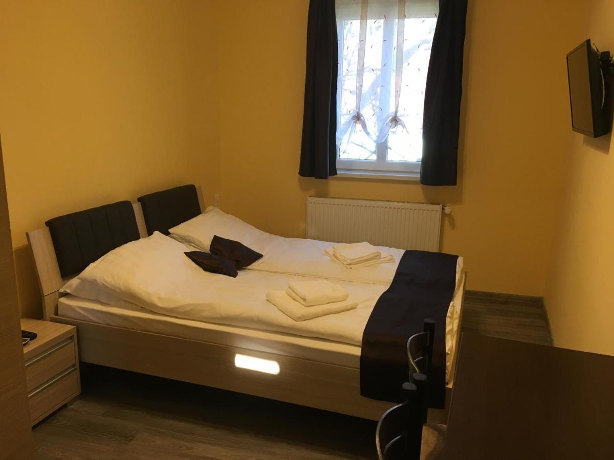 Barsony Vendeglo Es Panzio Bed & Breakfast Szecseny ภายนอก รูปภาพ