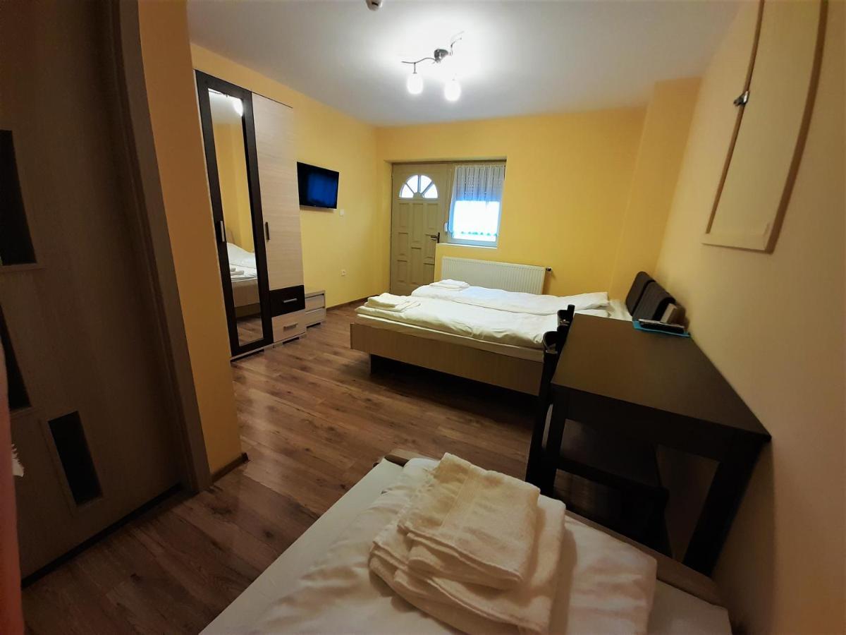 Barsony Vendeglo Es Panzio Bed & Breakfast Szecseny ภายนอก รูปภาพ