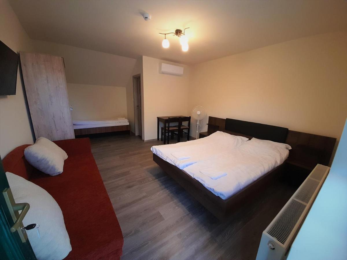 Barsony Vendeglo Es Panzio Bed & Breakfast Szecseny ภายนอก รูปภาพ