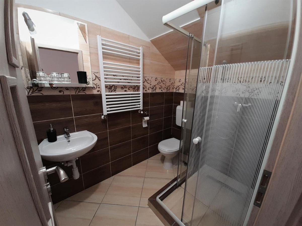 Barsony Vendeglo Es Panzio Bed & Breakfast Szecseny ภายนอก รูปภาพ