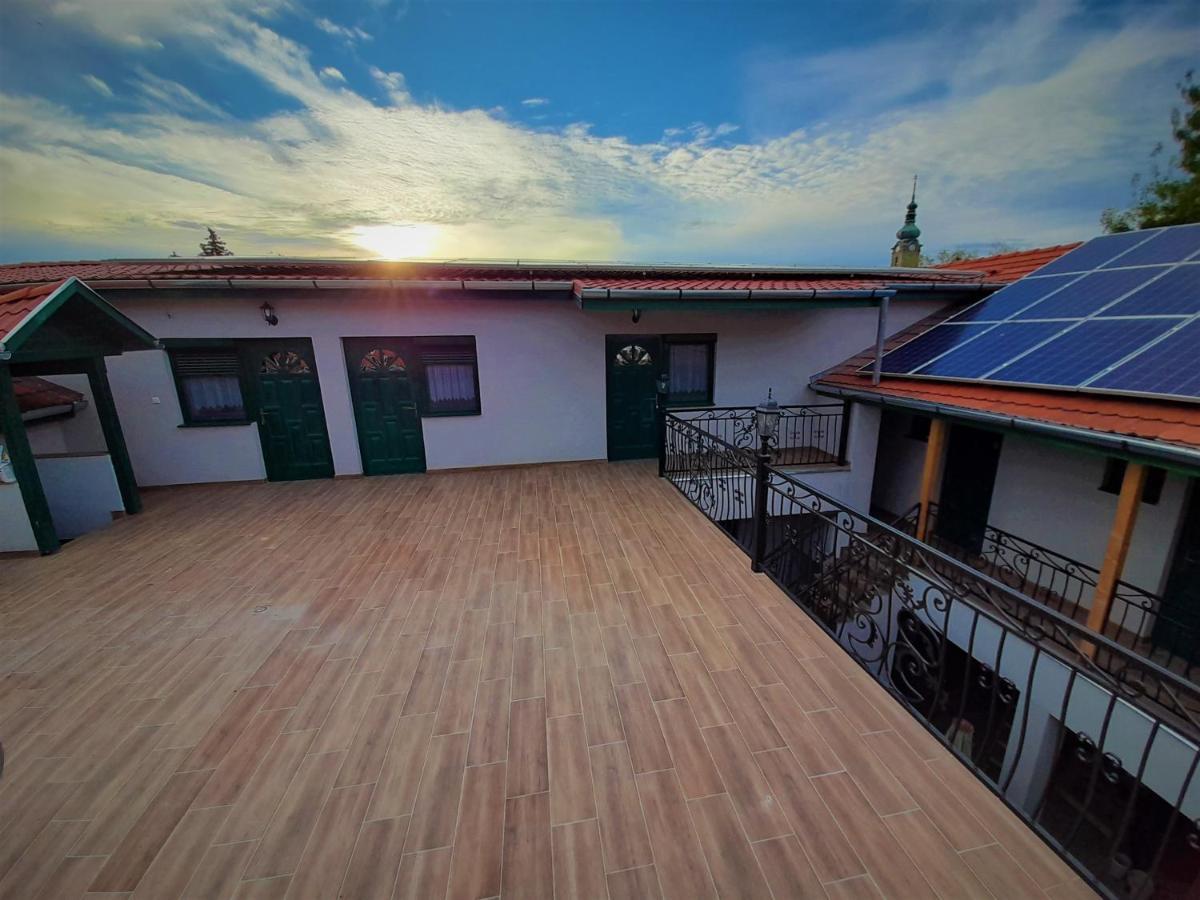 Barsony Vendeglo Es Panzio Bed & Breakfast Szecseny ภายนอก รูปภาพ