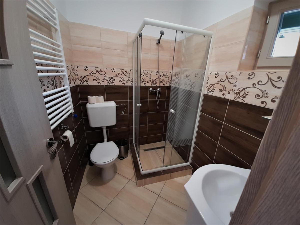 Barsony Vendeglo Es Panzio Bed & Breakfast Szecseny ภายนอก รูปภาพ