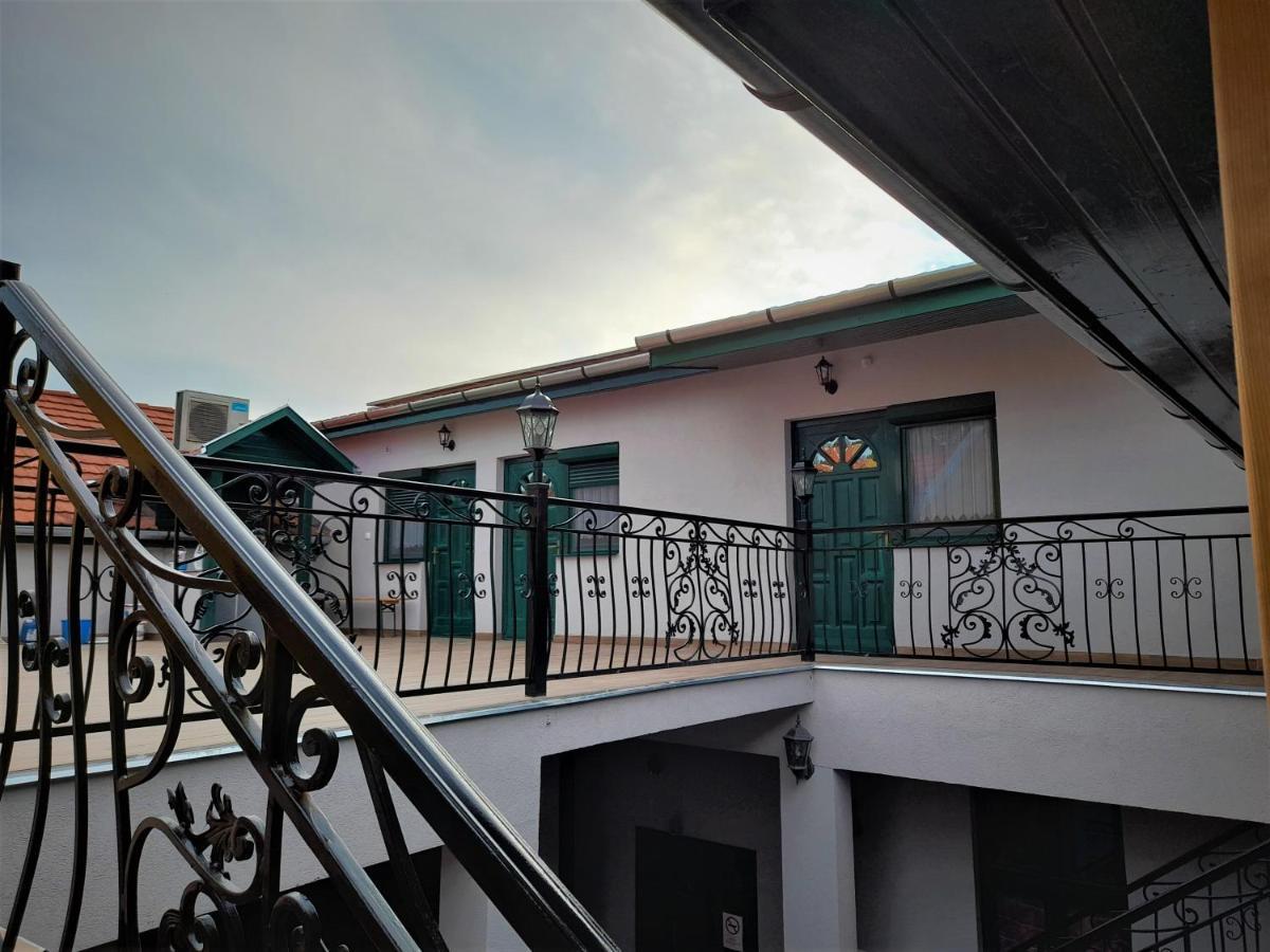 Barsony Vendeglo Es Panzio Bed & Breakfast Szecseny ภายนอก รูปภาพ